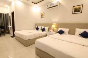 Cuzzy Inn Hotel